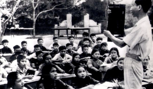 Fête vietnamienne des enseignants : une belle tradition des vietnamiens