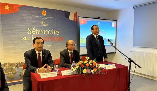 M. Nguyễn Văn Hùng, Ministre de la Culture, des Sports et du Tourisme, répond aux questions des représentants des agences de voyages françaises