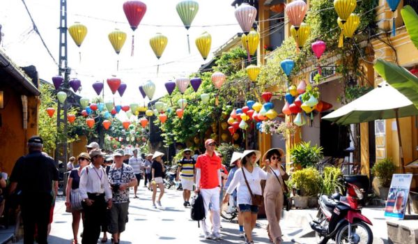 Touristen in der Altstadt von Hoi An (Provinz Quang Nam, im Zentrum), die 1999 zum UNESCO-Weltkulturerbe gehört.