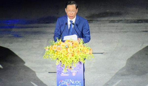 El presidente del Comité Popular de la ciudad de Ho Chi Minh, Phan Van Mai, pronuncia un discurso en la ceremonia de apertura del evento. 