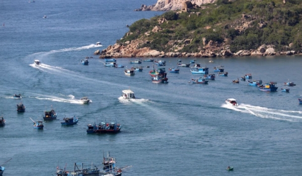 Barcos en la bahía de Vinh Hy