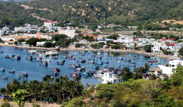 El pueblo turístico de Vinh Hy está situado al borde de una romántica bahía.