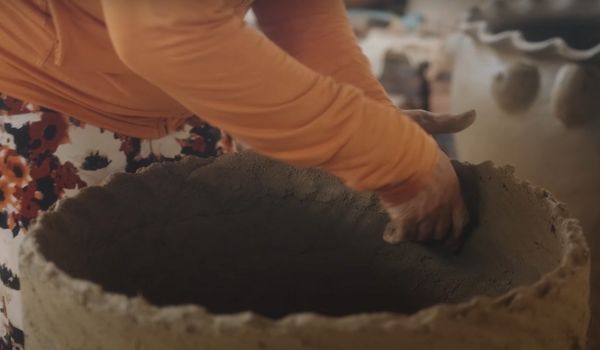 Dans l'art de la poterie des Cham, les femmes Cham reculent autour du bloc d'argile pour façonner le produit (Photo : British Council Vietnam)