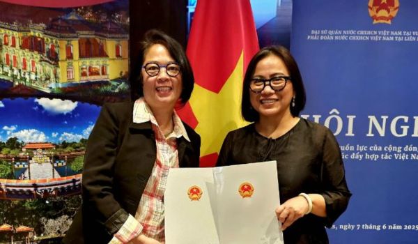 VNCT Asscociation's Executive Board : Ms Le Y Linh and Ms Le Thi Diem Hang at the event