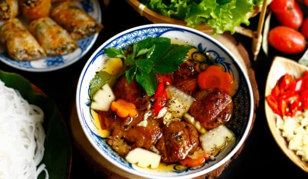 Street Food Hanoï – Bún Chả grillé traditionnel
