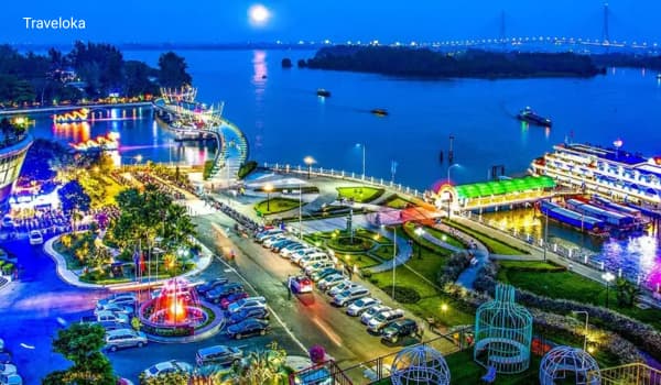 Vue nocturne de Ninh Kiều, Cần Thơ, avec la promenade au bord du Mékong illuminée et un bateau-restaurant flottant.