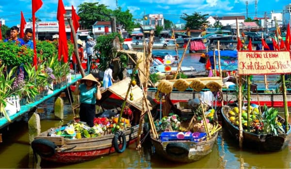 Vue du marché flottant de Cái Răng réinterprété dans un cadre contemporain, avec des embarcations traditionnelles sur l’eau.