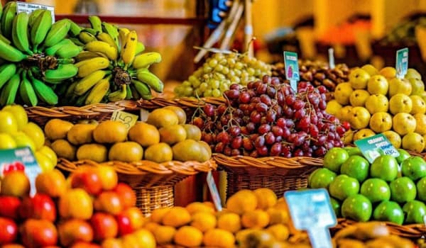 Étals de fruits tropicaux colorés au marché de Cần Thơ, dans le Delta du Mékong.