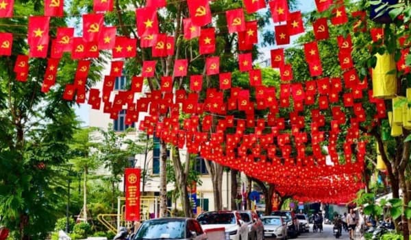 Rues de Hanoï décorées de drapeaux rouges et lanternes pour célébrer le 80e anniversaire de la Fête nationale du Vietnam, 2 septembre 2025.
