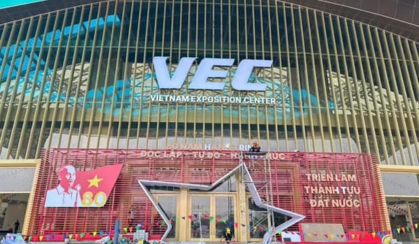 Centre d’exposition du Vietnam (VEC) à Hanoï décoré pour l’exposition “80 ans d’indépendance” célébrant la Fête nationale du Vietnam, 2 septembre 2025.